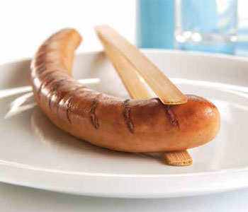 Eine gebratene Bratwurst auf Teller.