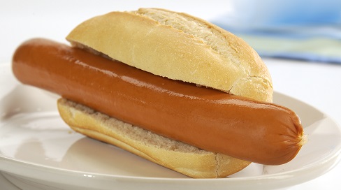 Eine Bockwurst in einem aufgeschnittenen Brötchen.