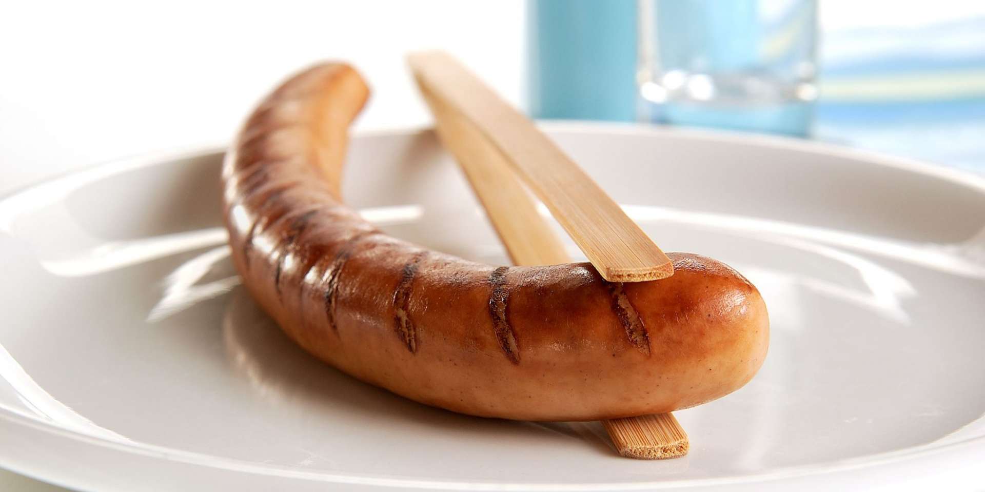 Eine gebratene Bratwurst auf einem Teller
